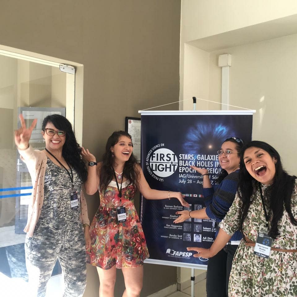 Astrónomas Latinas disfrutando en la Escuela First Light School en São Paulo, Brasil