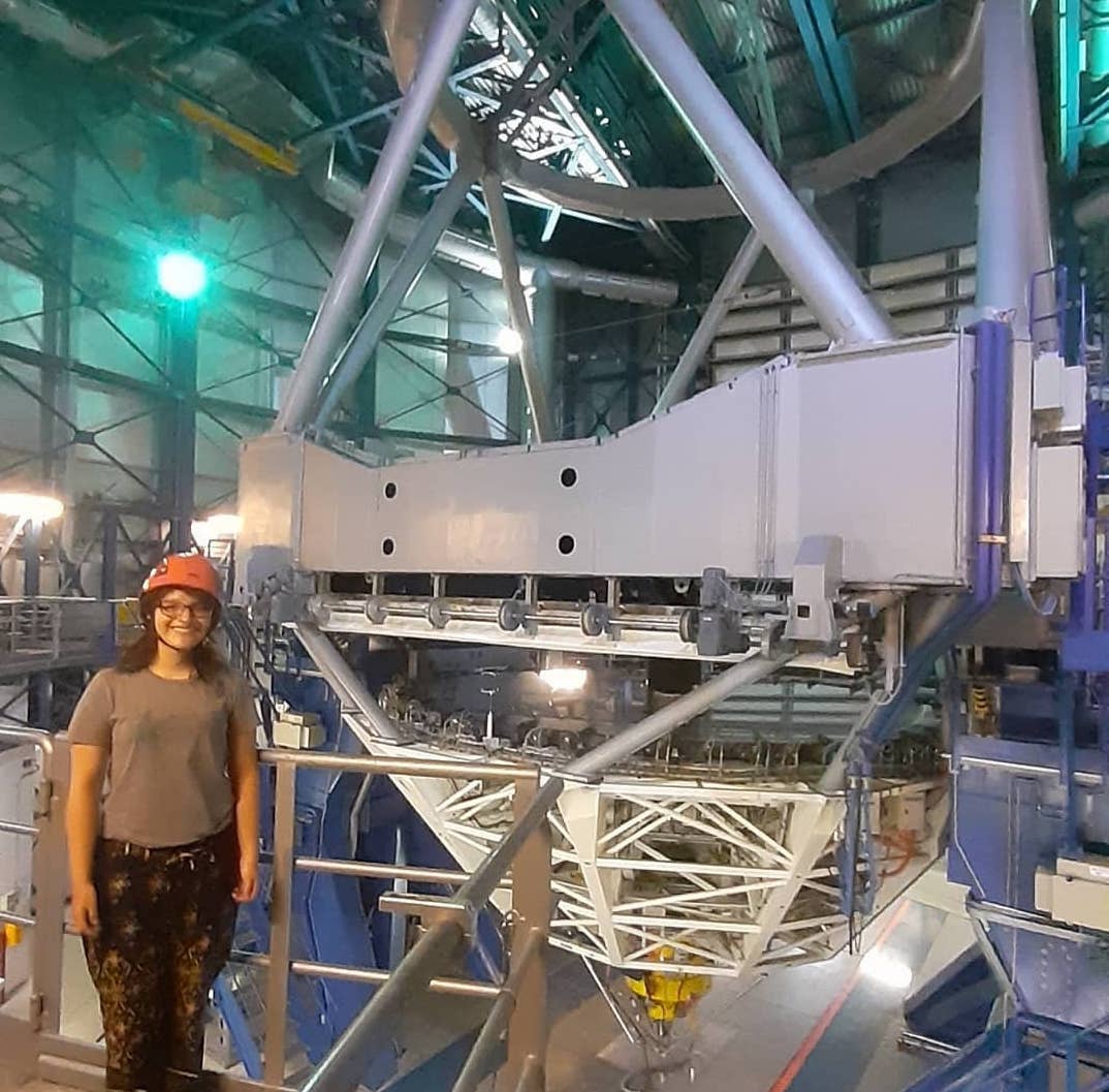 Sofía Rojas in front of the VLT unit 1 8-m telescope