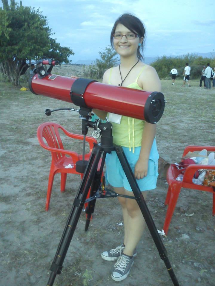 Sofía Rojas holding her Tasco Newtonian Telescope, ready to observe at the Tatacoa Desert in Colombia