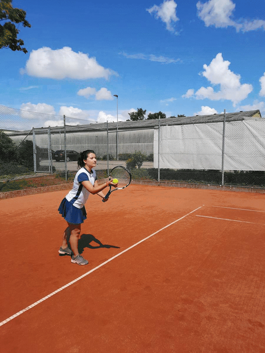 Sofía Rojas jugando tenis en Alemaia